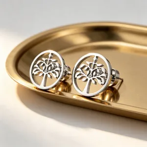 Detailaufnahme der Titanstahl-Ohrstecker mit hohlem Lebensbaum-Motiv und Kristall