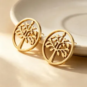 Detailansicht der goldfarbenen Titanstahl-Ohrstecker mit Lebensbaum-Ausschnittmotiv