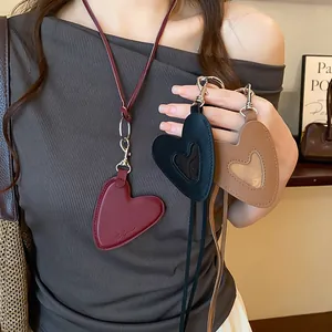 Gros plan sur des colliers pendentifs en cuir en forme de cœur en rouge, noir et marron