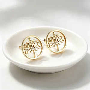 Nahaufnahme des filigranen Lebensbaum-Designs mit kleinen Strasssteinen und Goldfinish