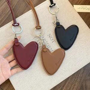 Vue détaillée des pendentifs rétro en cuir en forme de cœur en bordeaux, marron et noir