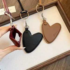 Détails de pendentifs vintage en forme de cœur en cuir en bordeaux, noir et couleur havane.