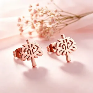 Detaillierte Nahaufnahme eleganter hohler Lebensbaum Ohrstecker aus Edelstahl in Roségold