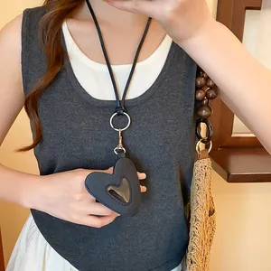 Gros plan d'un collier pendentif coeur en cuir vintage porté comme accessoire de mode