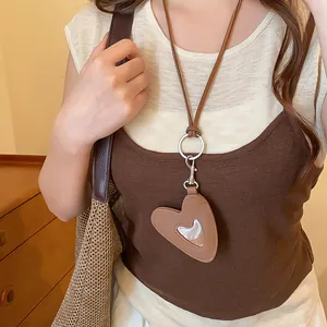 Vue détaillée d'un collier avec pendentif coeur en cuir marron vintage sur mannequin