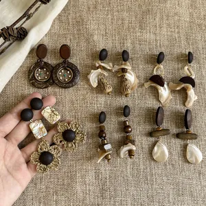 Retro-Boho-Ohrring-Kollektion mit Holz-, Muschel- und gewebten Strohblumenelementen