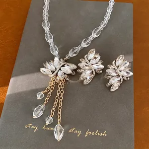 Elegantes Set aus Kristallperlenkette und Ohrringen mit Strassquasten im Vintage-Stil.