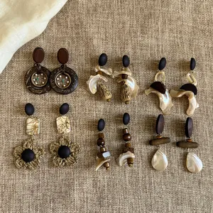Nahaufnahme von verschiedenen Bohemian Vintage-Ohrringen aus Holz und Muscheln im Ethno-Stil