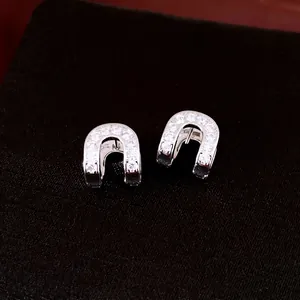 Boucles d'oreilles fer à cheval argentées serties de zircons brillants
