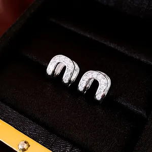 Boucles d'oreilles créoles fer à cheval argentées avec pierres en oxyde de zirconium