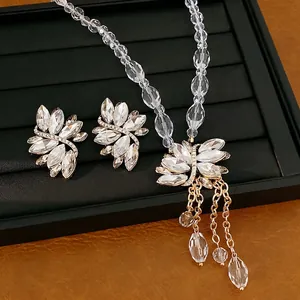 Elegantes Schmuckset im Palaststil mit Glaskette und funkelnden Strass-Quasten