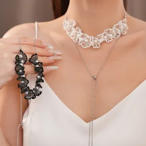 Gedetailleerde weergave van een Franse retro kant kralen parelketting in zwart en wit