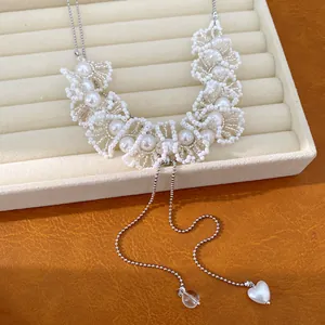 Gedetailleerd overzicht van een handgemaakte kralenketting met kant en hart