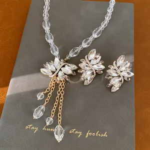 Detailweergave van luxe halsketting met kristallen kralen en bijpassende oorbellen