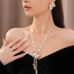 Elegante vintage kristallen kwastjes ketting en oorbellen set met glazen kralen.