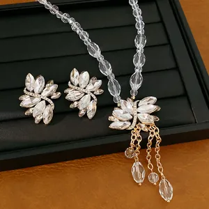 Detail van vintage kristallen kralen ketting en oorbellen sieradenset met kwastjes