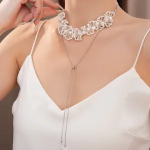 Gedetailleerde weergave van een elegante Franse vintage parelketting met bloemen