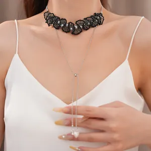 Detail van vintage Franse kralen kant choker met verstelbare parel Y-ketting