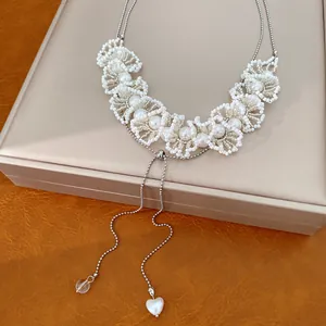 Detail van de kralen kant parelketting met verstelbare trekkoord en een hart hanger