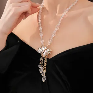 Elegant detail van glazen kralenketting met strass bloem en kristallen waterdruppelkwastjes
