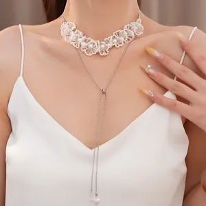 Detail van de Franse vintage kralen kant parelketting met een verstelbare ketting