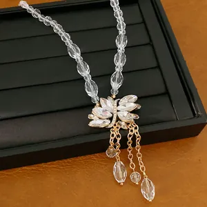 Elegante vintage glazen kralenketting met kristallen vlinderhanger en kwastje detail