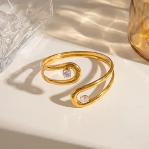 Macro-detail van de geometrische roestvrijstalen armband met ingelegde zirkonia-stenen