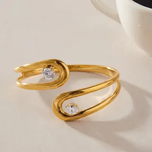 Detailopname van een gouden roestvrijstalen geometrische armband met ingelegde zirkoon.