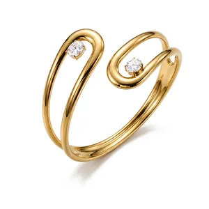 Detail van een geometrische roestvrijstalen armband met fonkelende zirkonia-stenen.