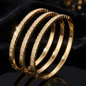 Luxueux Bracelet en Acier Inoxydable Strass pour Femmes Plaqué Or 18K Jonc Géométrique Carré avec Fermoir Bijoux de Mode Cadeau