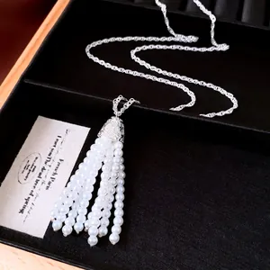 Collana lunga d'argento con elegante ciondolo a nappa di perle bianche in scatola
