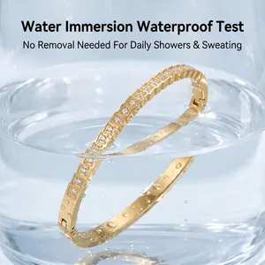 Detailopname van een vergulde roestvrijstalen strass armband in water voor de waterdichtheidstest.