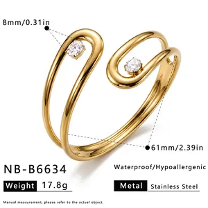 Detailweergave van een gouden geometrische stalen armband met zirkonia en afmetingen.