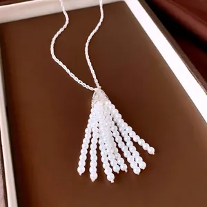 Elegante collana lunga in argento con pendente a nappa di perle bianche