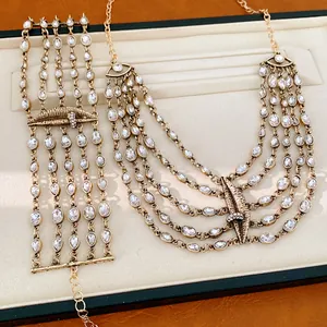 Detailansicht eines antikgoldenen mehrreihigen Halsketten- und Armband-Sets mit Mund-Design