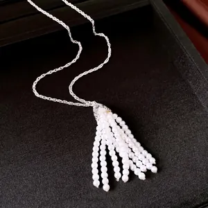 Elegante collana lunga in argento con ciondolo a nappa di perle bianche per donna