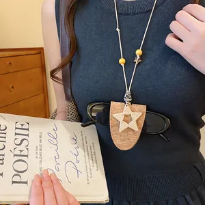 Close-up van de prachtige Boheemse brillenhouder ketting met geweven ster en gele kralen