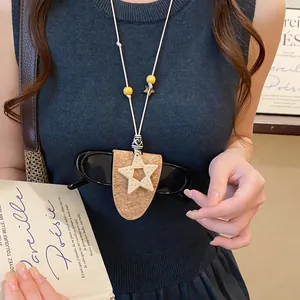 Bohemian kurken zonnebrilhouder ketting met geweven ster detail voor op reis naar het strand