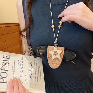 Detailweergave van een Boheemse brilclip-ketting met ster, een stijlvol accessoire