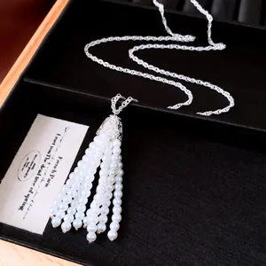 Nahaufnahme der eleganten Quastenkette mit Perlen in einer schwarzen Schmuckschatulle