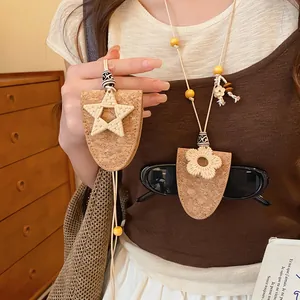 Detail van de Boheemse kurken brillenhouder ketting met ster- en bloemontwerp