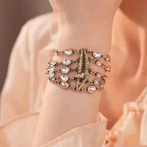 Detailansicht des mehrlagigen Vintage-Kristallarmbands mit antikgoldener Oberfläche.