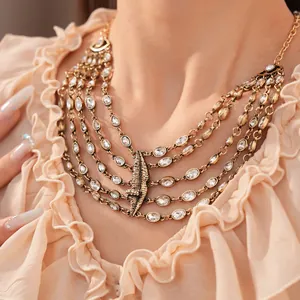 Detailansicht der mehrlagigen Vintage-Goldkette mit Strasssteinen und Lippen-Anhänger