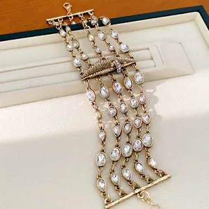 Detailansicht der schweren mehrreihigen Goldhalskette mit Strass-Lippenmotiv