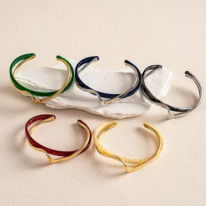 Detailansicht verschiedener geometrischer Manschettenarmbänder aus Acetat und Metall