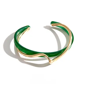Modernes minimalistisches grünes Acetat und goldfarbenes offenes geometrisches Armreif für Damen