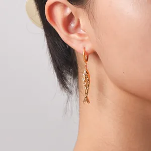 Boucles d'Oreilles Pendentif Poisson en Acier Inoxydable pour Femmes Minimaliste Breloque Animale Plaqué Or Texture Martelée Créoles Bijoux de Mode Cadeau