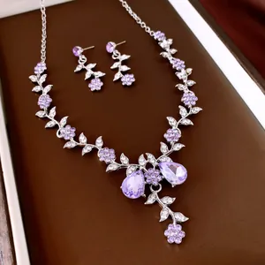 Detailansicht eines eleganten lila Kristallhalsketten- und Ohrringsets mit Blumenblattdesign