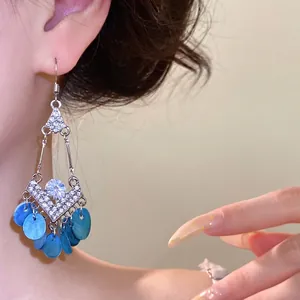 Pendientes étnicos vintage con rombos de diamantes y borlas redondas de concha azul