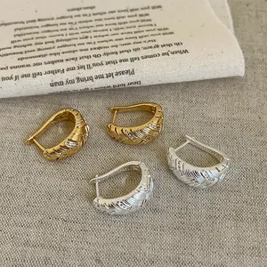 18k Vergoldetes Kupfer Zirkonia Rund Gewebte Textur Creolen Vintage Minimalistische Geometrische Ohrenschnalle Schmuck Für Damen